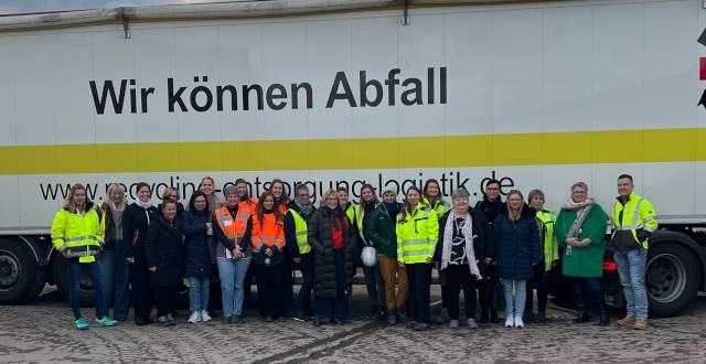 28 bvse Frauen vor REL LKW